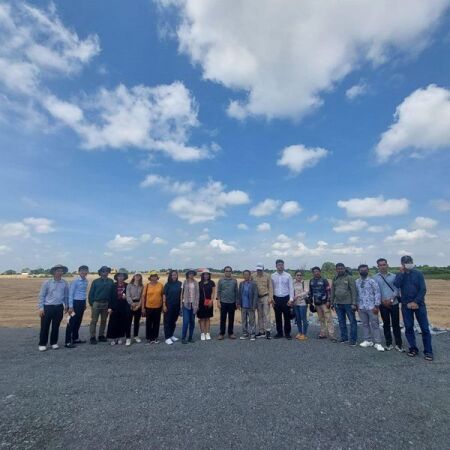 ពិនិត្យទីតាំងដែលគ្រោងសាងសង់មន្ទីរពិសោធន៍ជាតិសិត្បូ ស្ថិតនៅសង្កាត់សិត្បូ ក្រុងតាខ្មៅ ខេត្ដកណ្ដាល