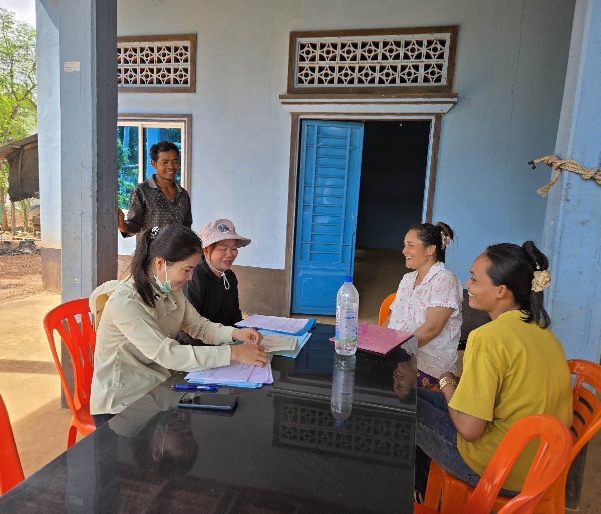 ពិគ្រោះយោបល់ និងសិក្សាស្វែងយល់ ពីផលប៉ះពាល់ដែលអាចកើតមានលើគ្រួសារអ្នកចិញ្ចឹមមាន់ស្រុក ពាក់ព័ន្ធនឹង ការដោះស្រាយផលប៉ះពាល់ដោយមិនស្ម័គ្រចិត្ត (IR) និង ជនជាតិដើមភាគតិច (IP)